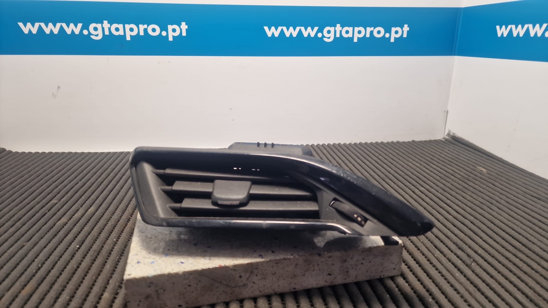 Right Air Diffuser
