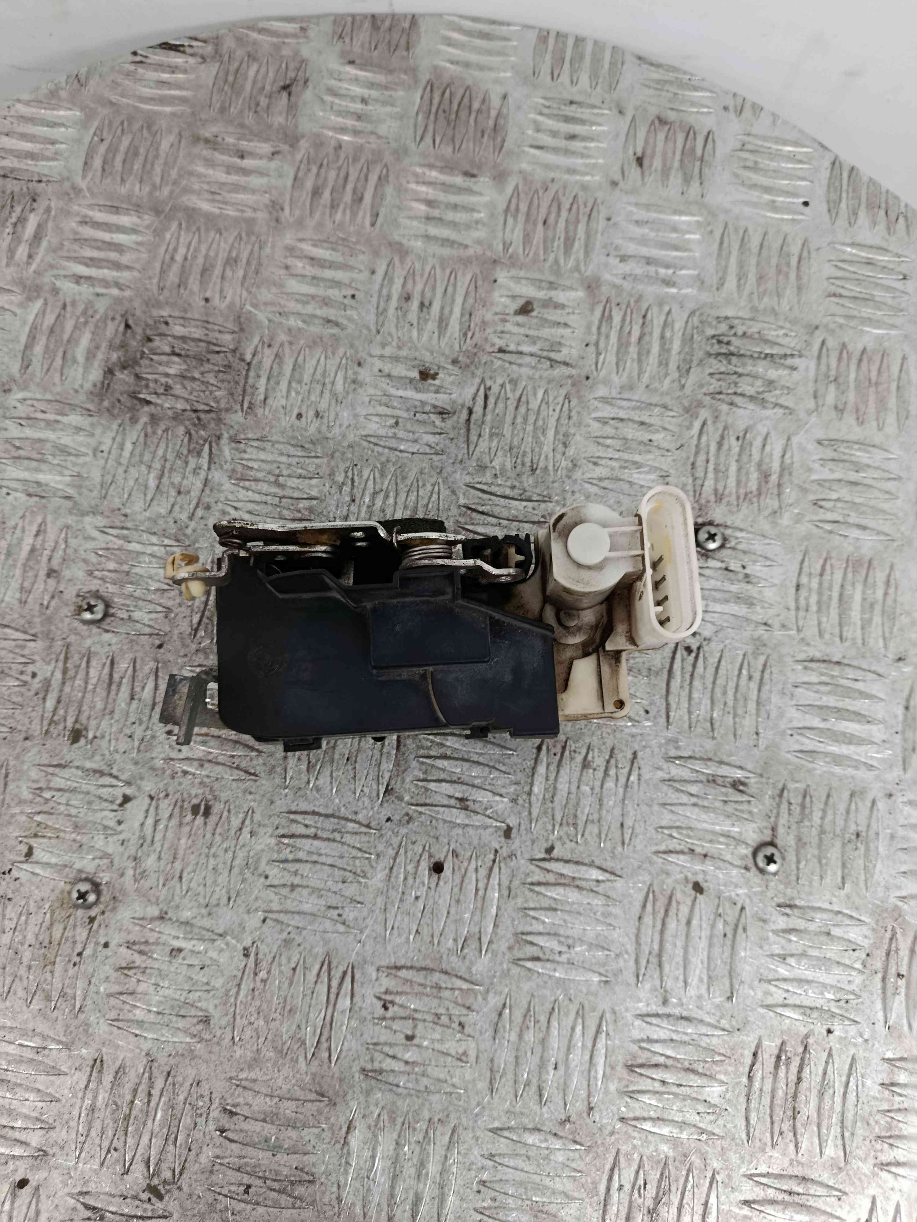 Cerradura / cierre puerta trasero derecho