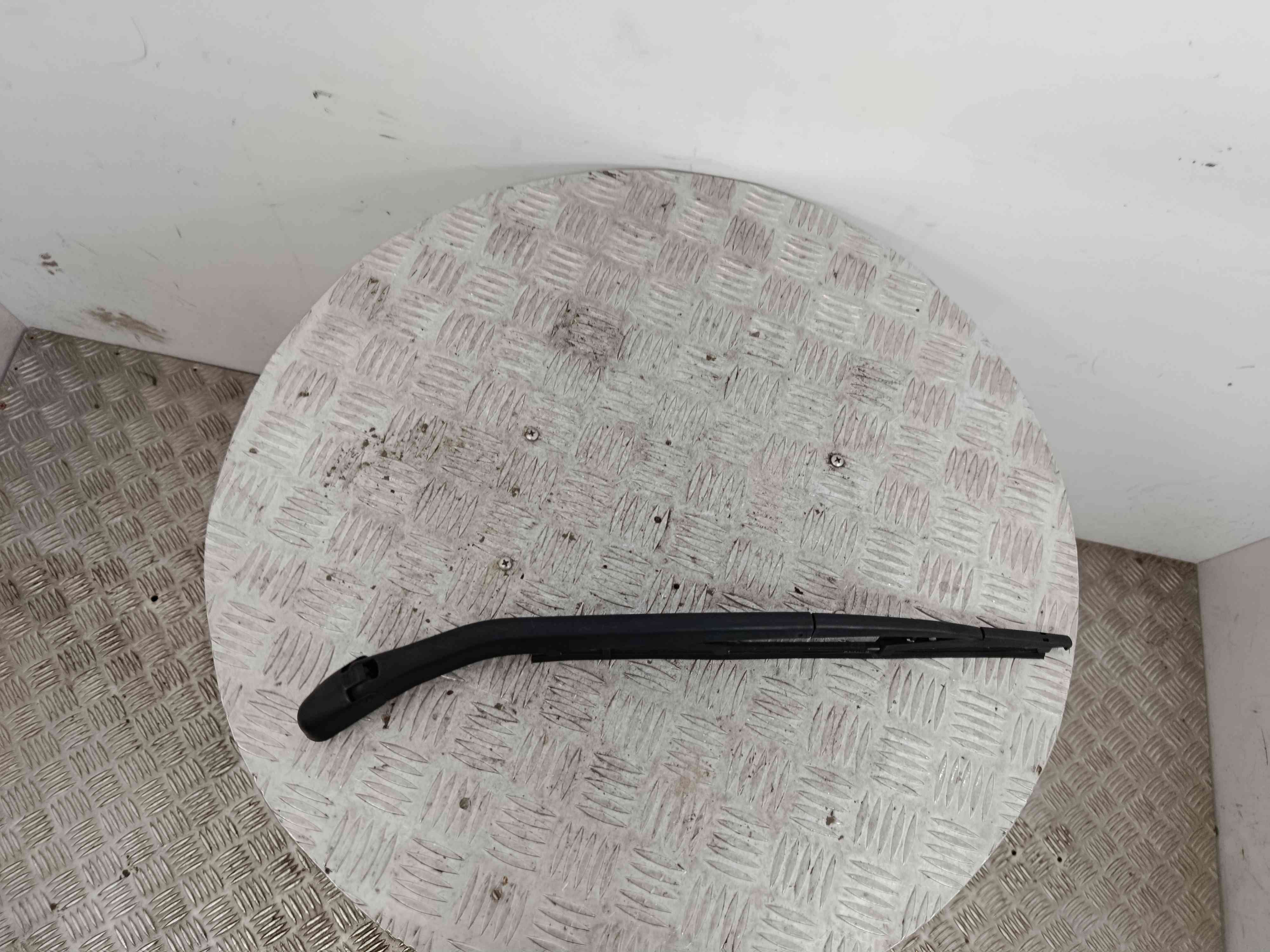 Rear wiper arm