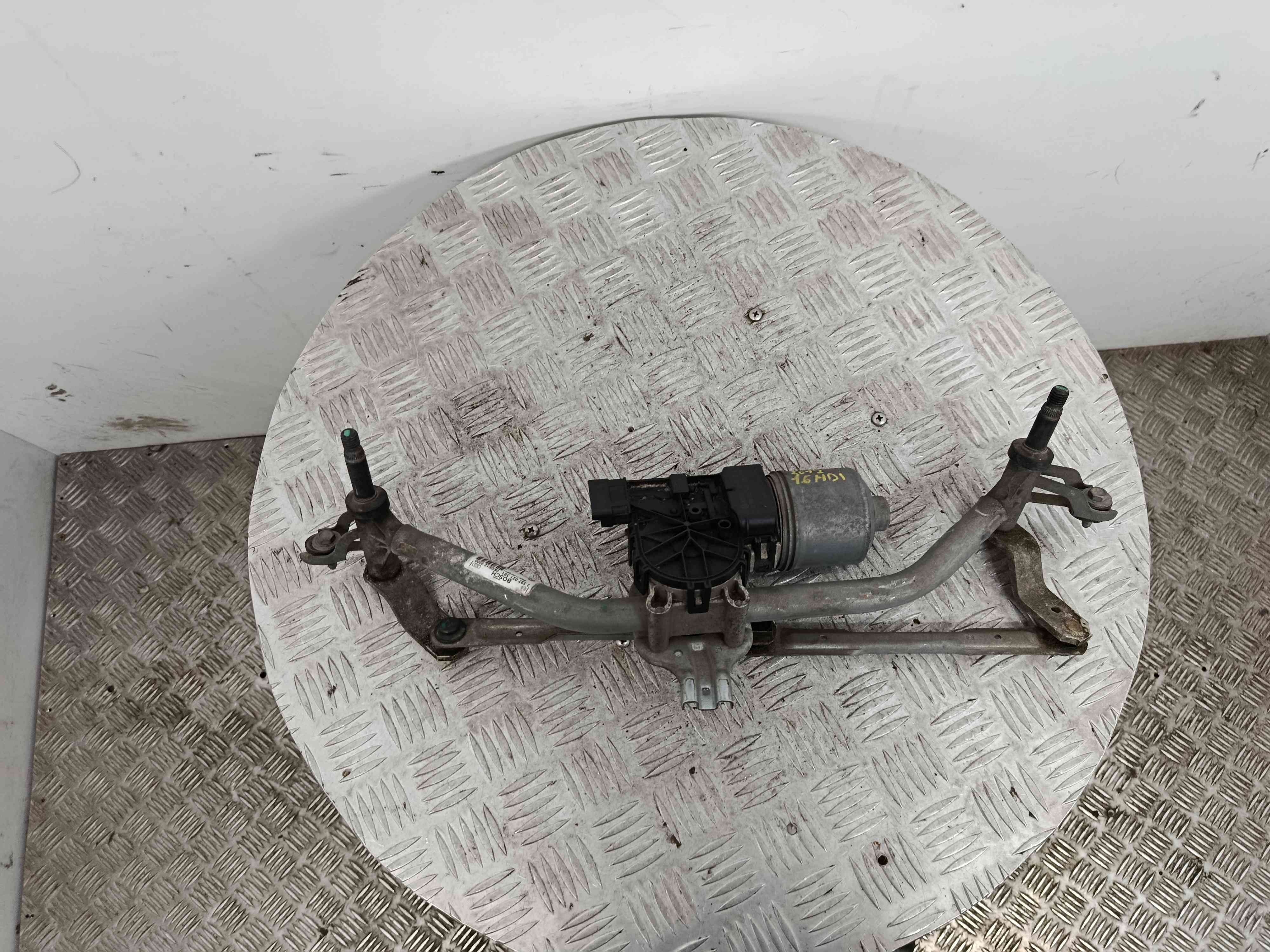Essuie-glace moteur avant