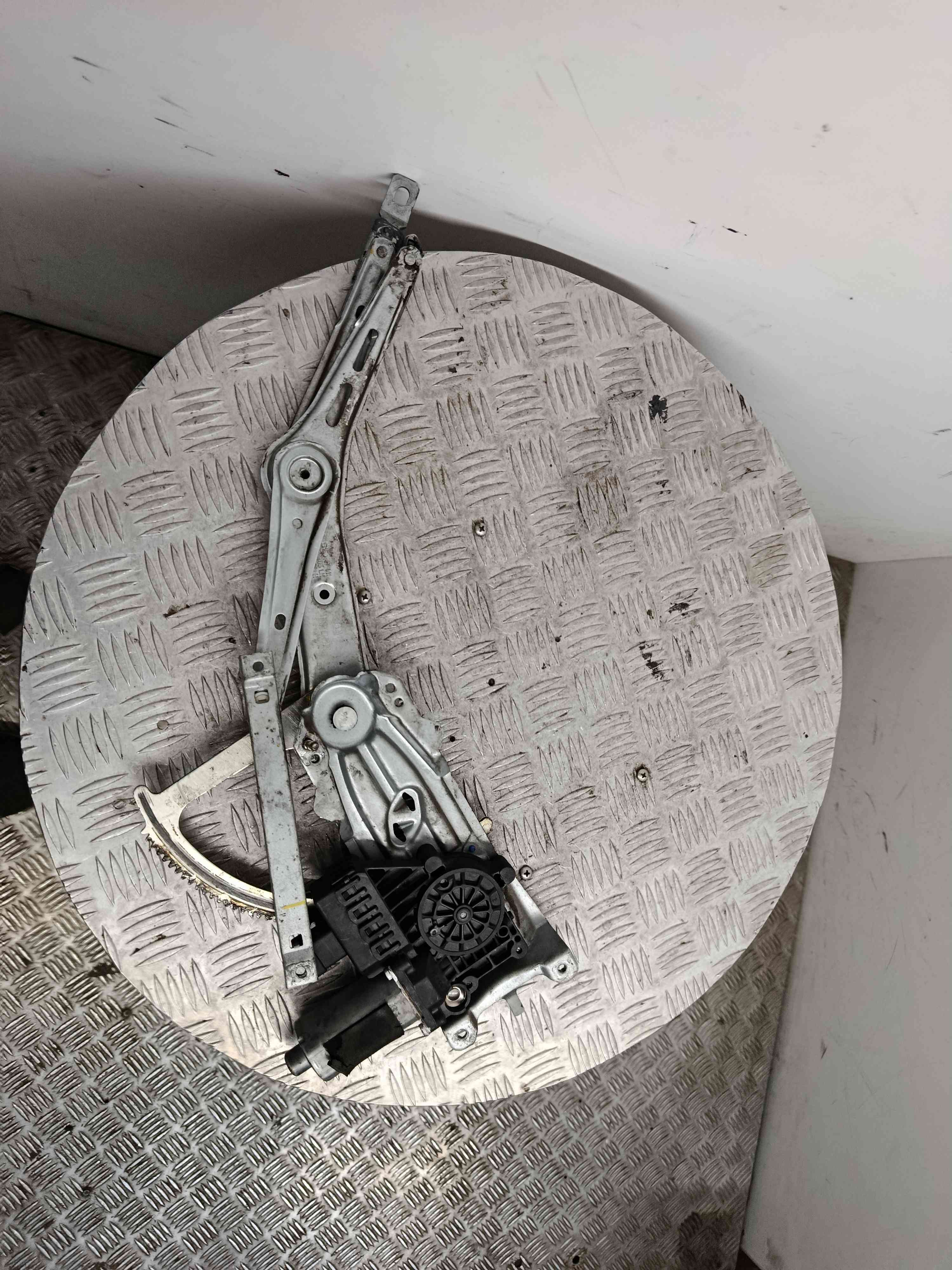 Links front Fenster regulator