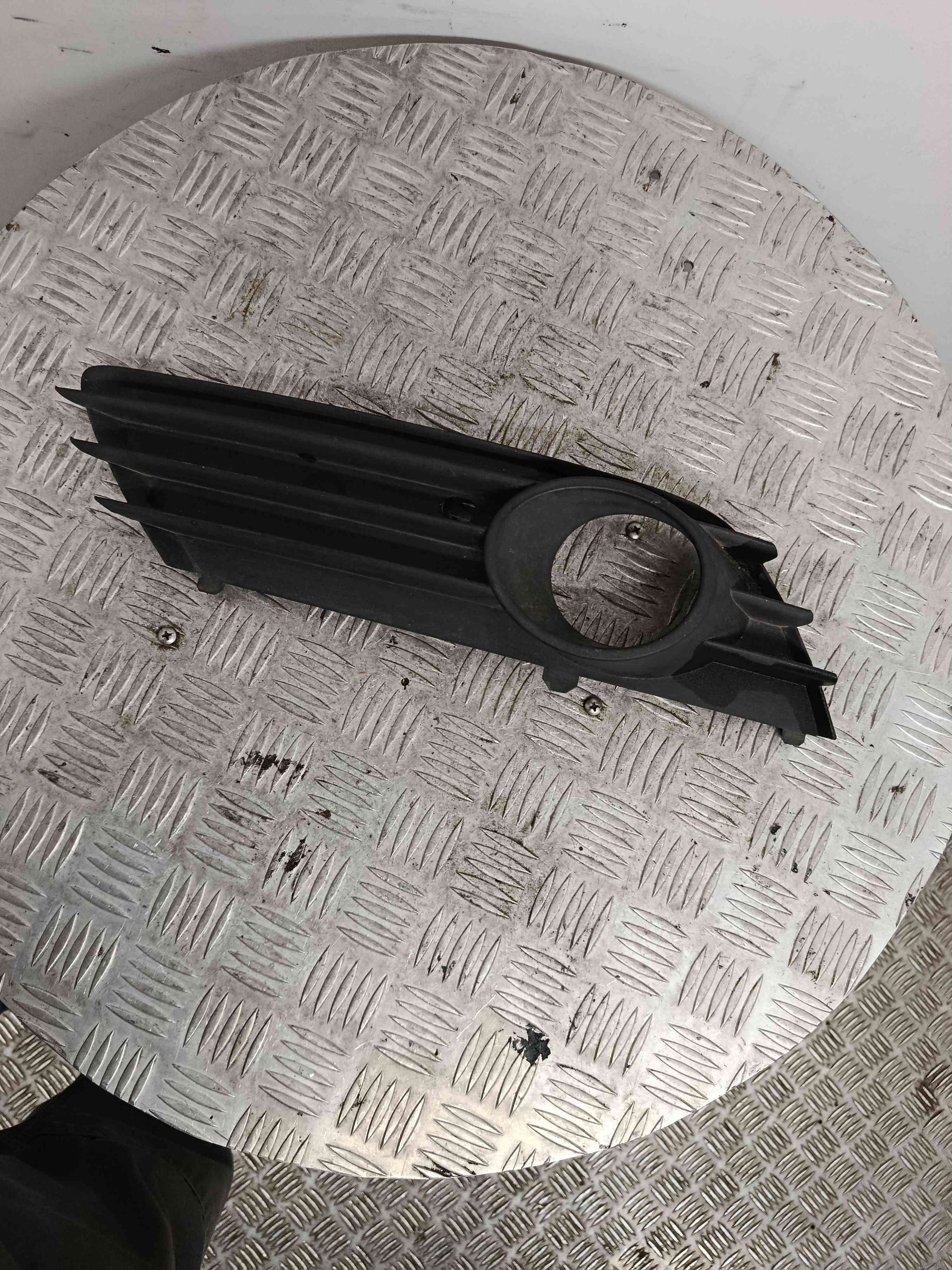 Grille de feu antibrouillard avant droit