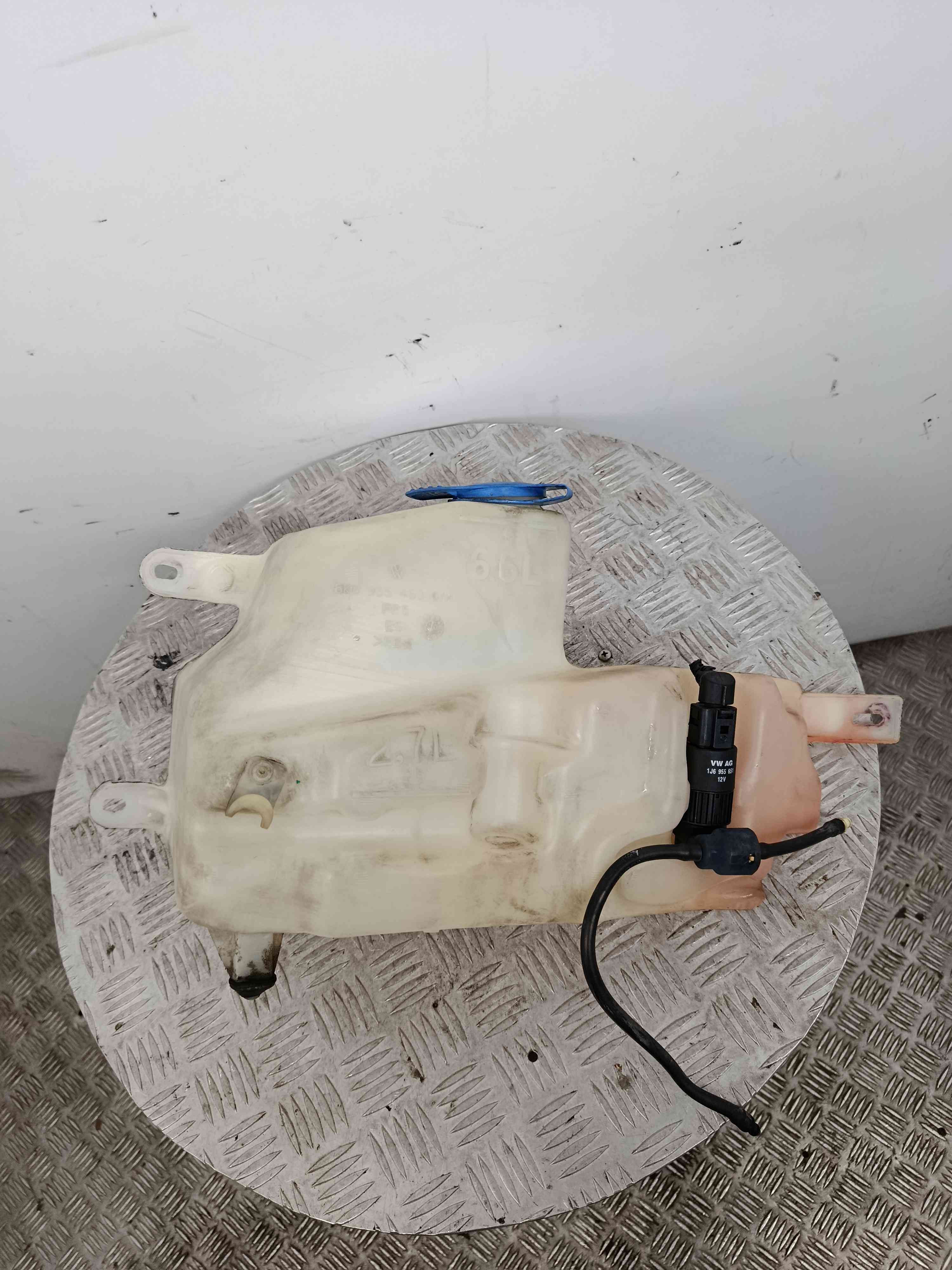 Windshield washer tank