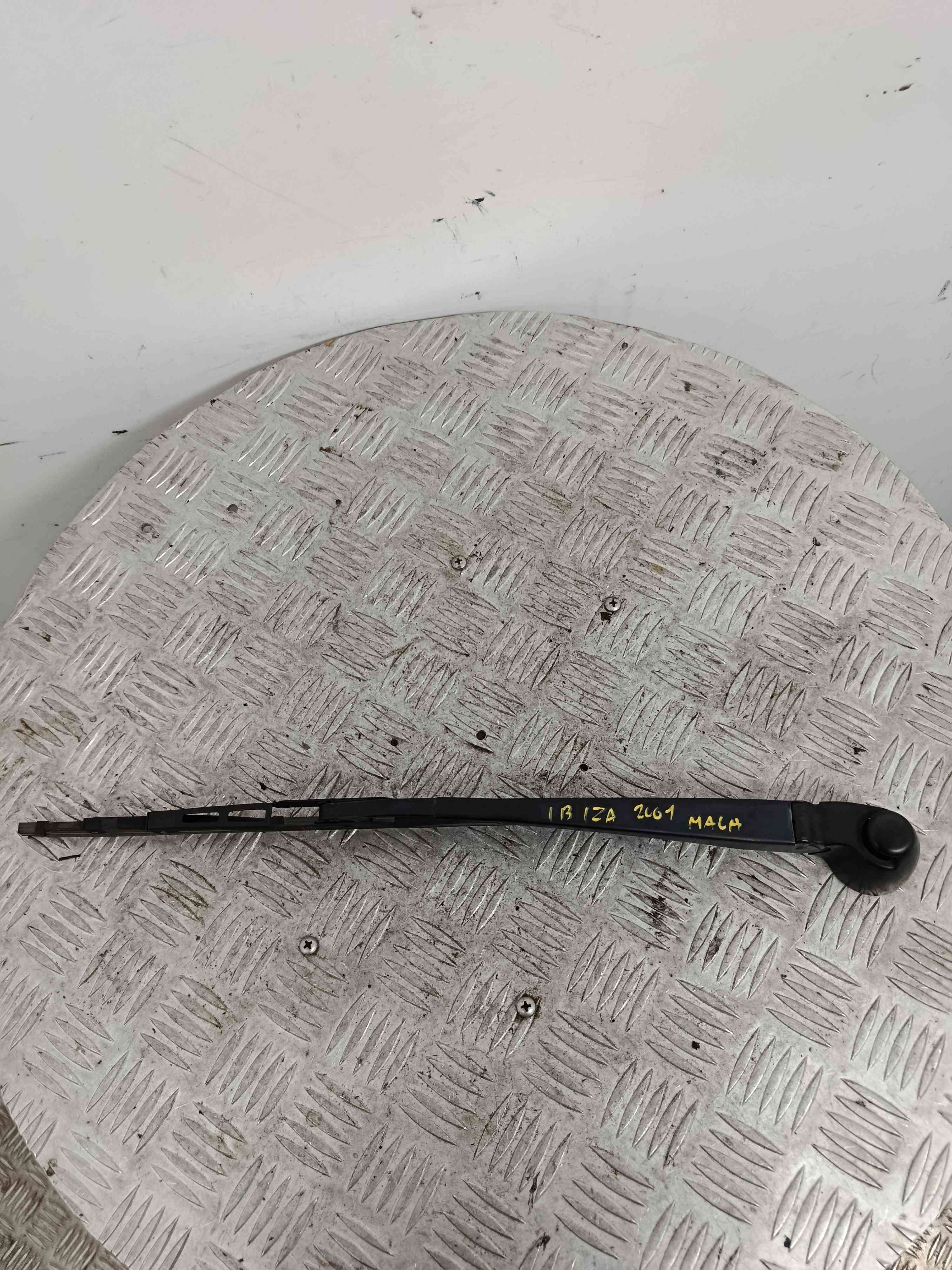 Rear wiper arm