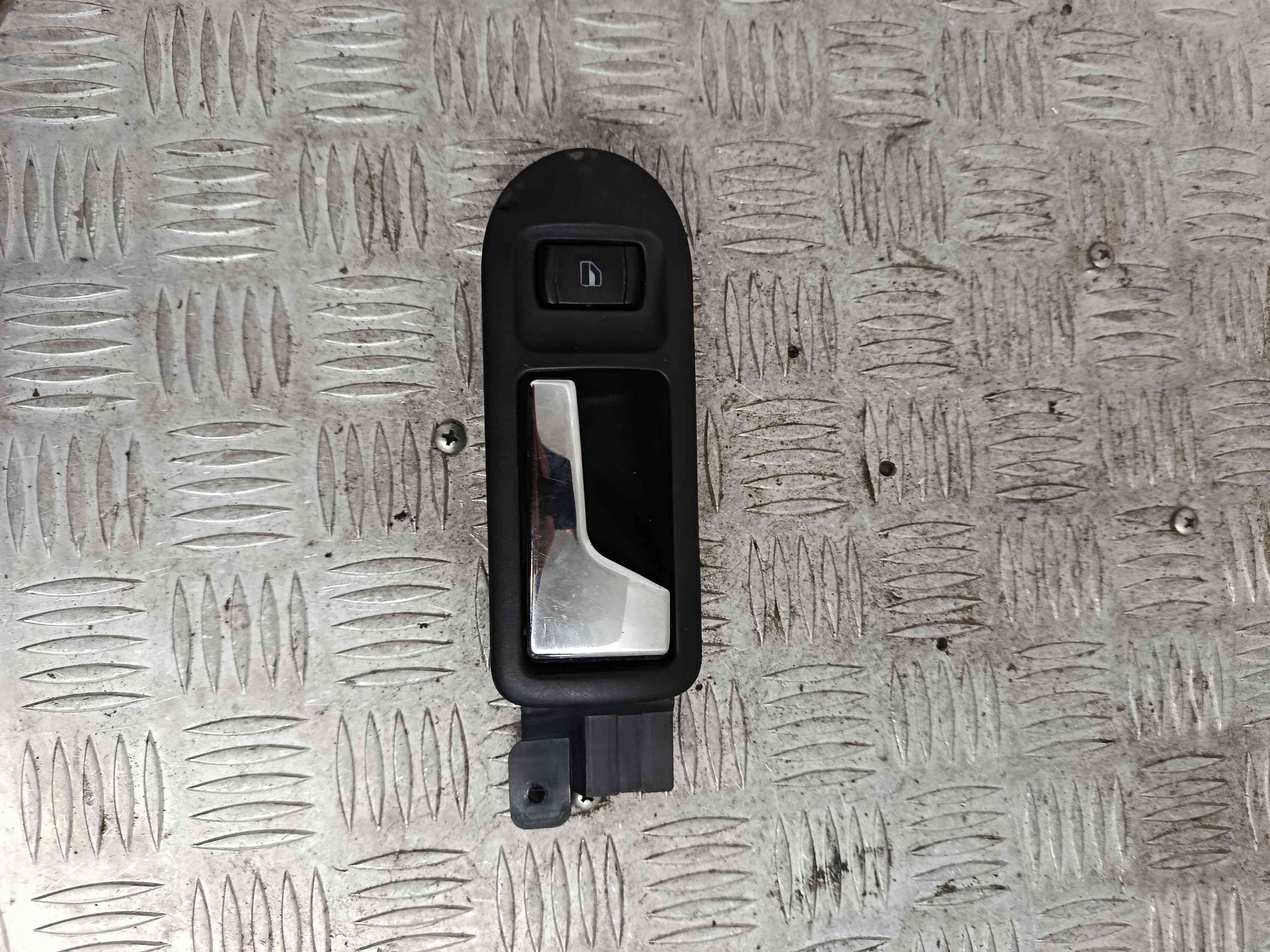Right front interior door handle