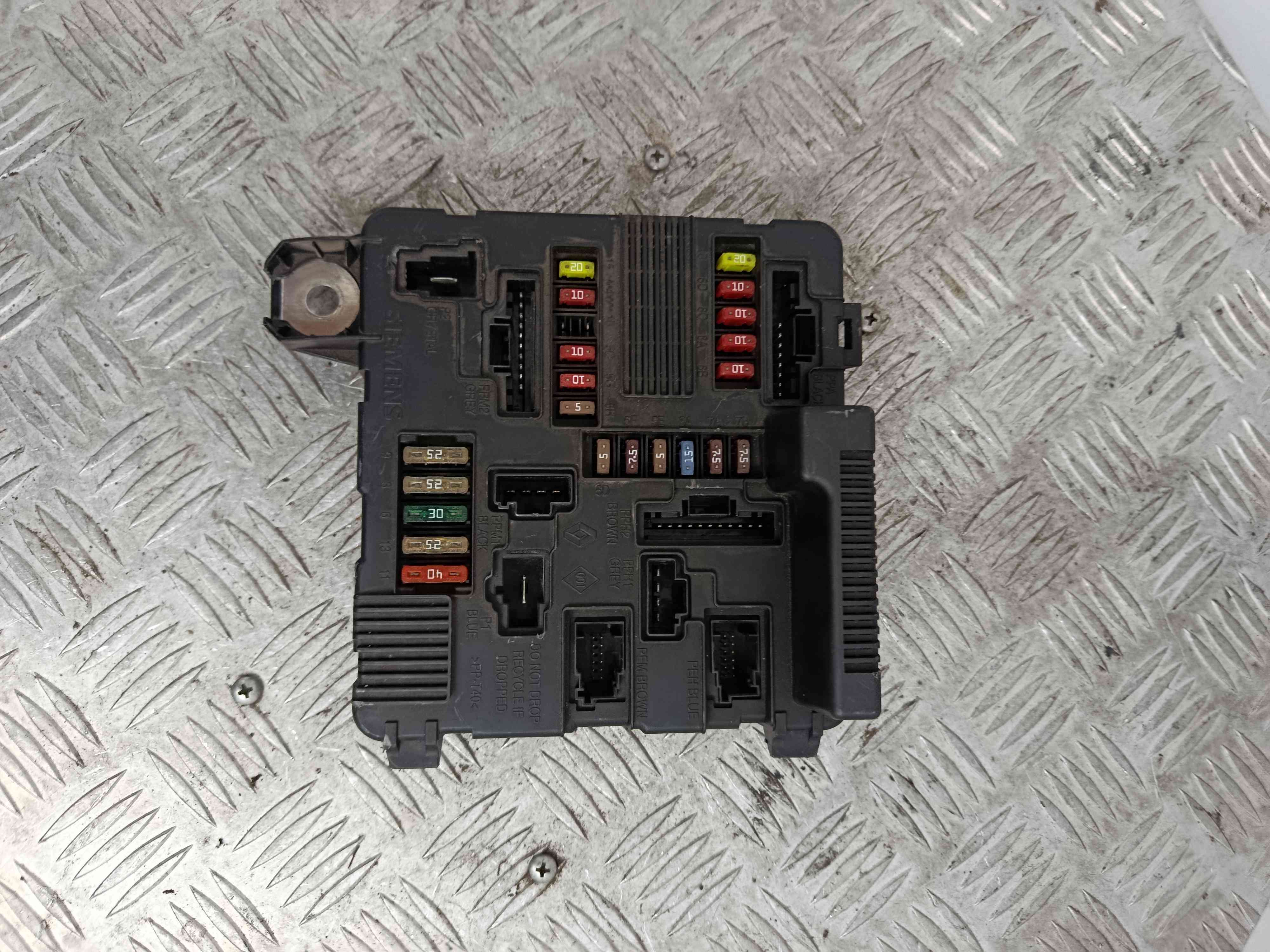 Fuse box / SAM / BSI
