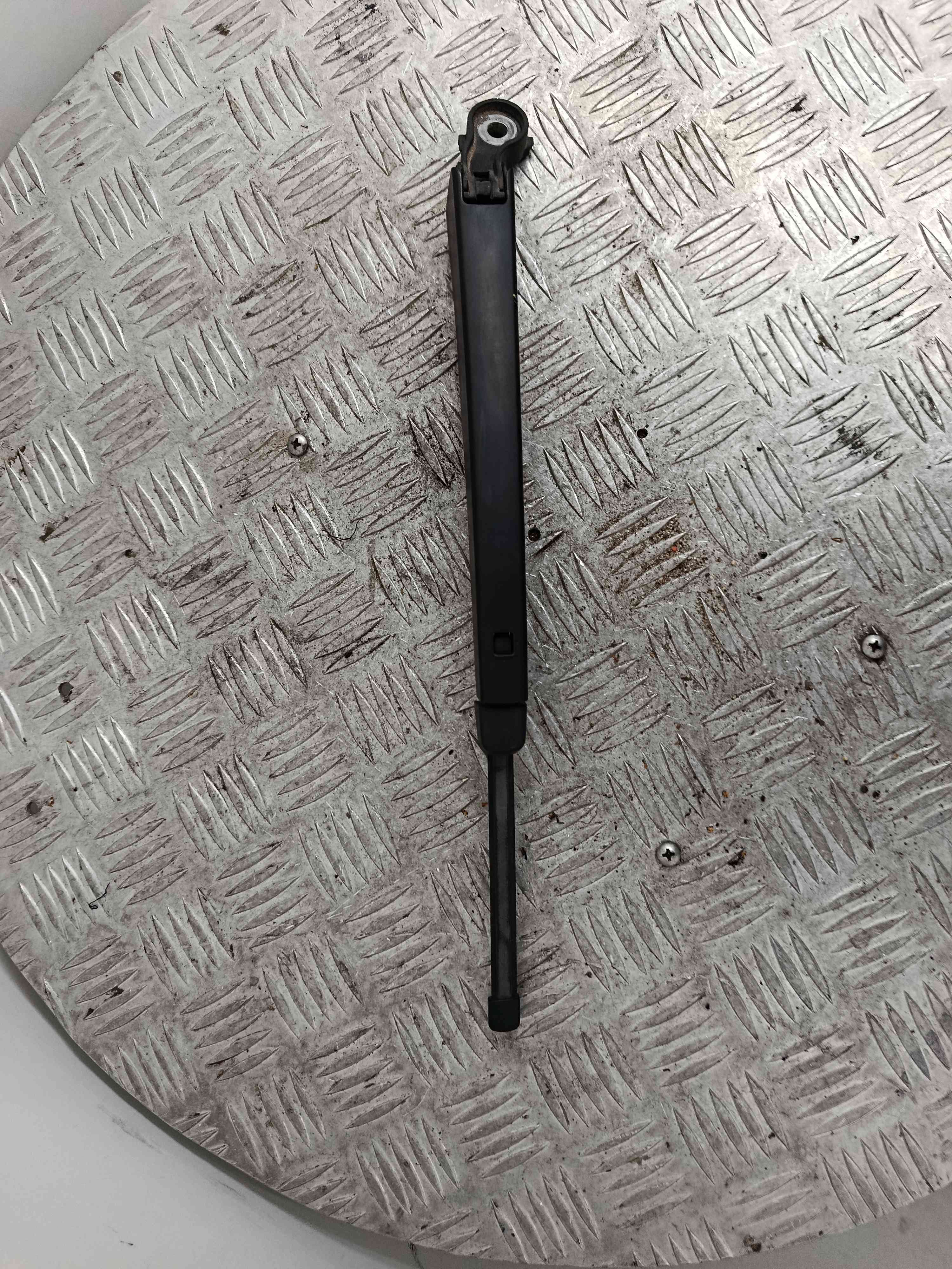 Rear wiper arm